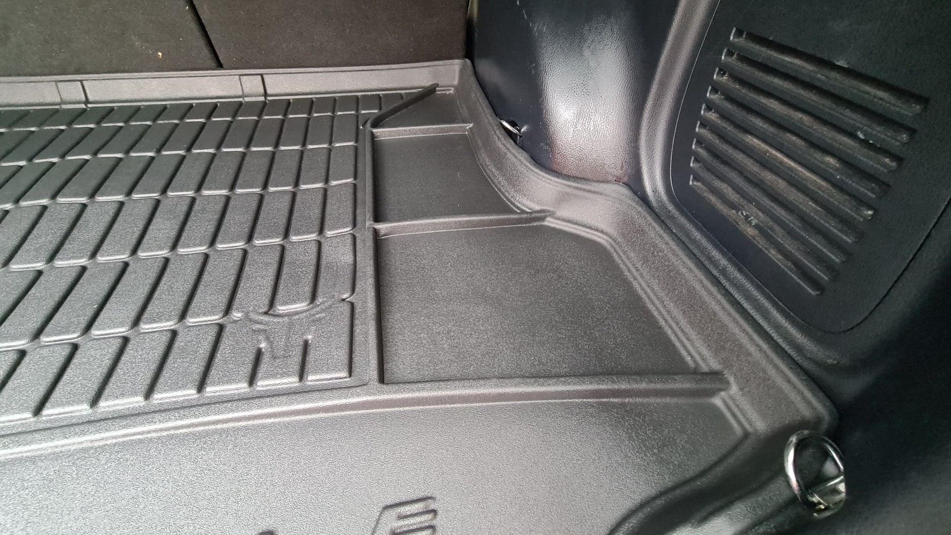 Sezonowa wymiana dywaników w samochodzie