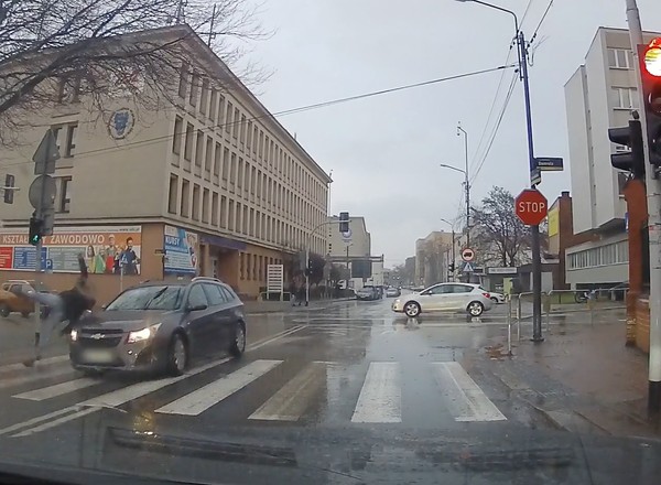 Dużo wypadków z udziałem pieszych. Tak do nich dochodzi [WIDEO]