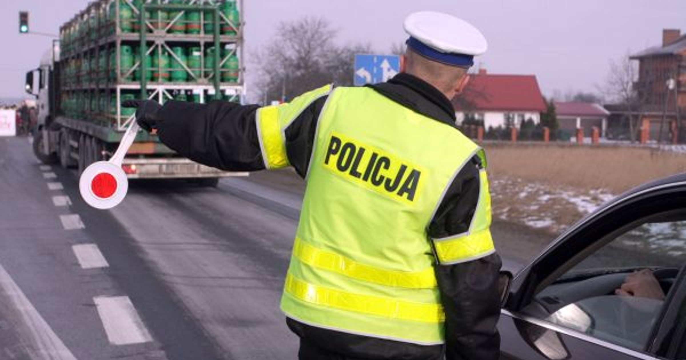 Policjant wyznacza objazd