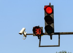 Sekundniki na skrzyżowaniach. Wyjaśniamy, czy są legalnym i bezpiecznym rozwiązaniem