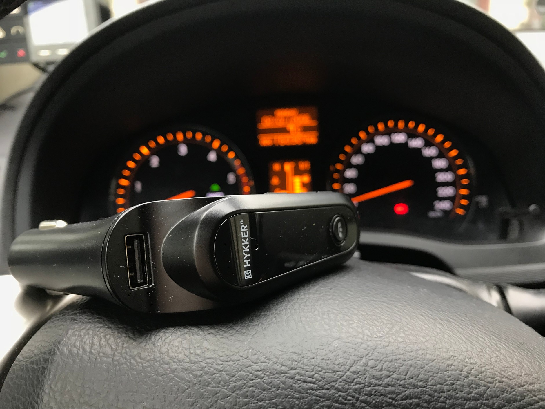 Gniazdo USB służy także do ładowania. Zasilanie 1A. Hykker Wave