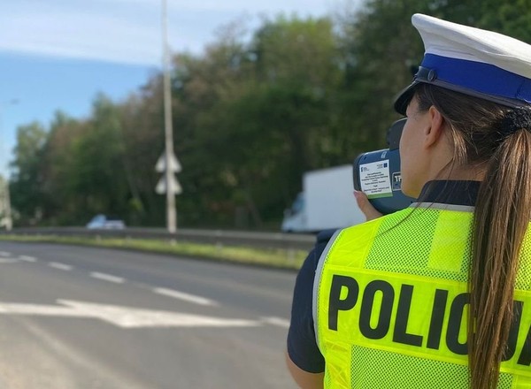 Dlaczego policja rozstawia się za znakiem D-42? To tu kierowcy tracą prawo jazdy