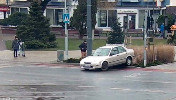 Kierowca dziwnie się zachowywał. Operator monitoringu wezwał policję [WIDEO]