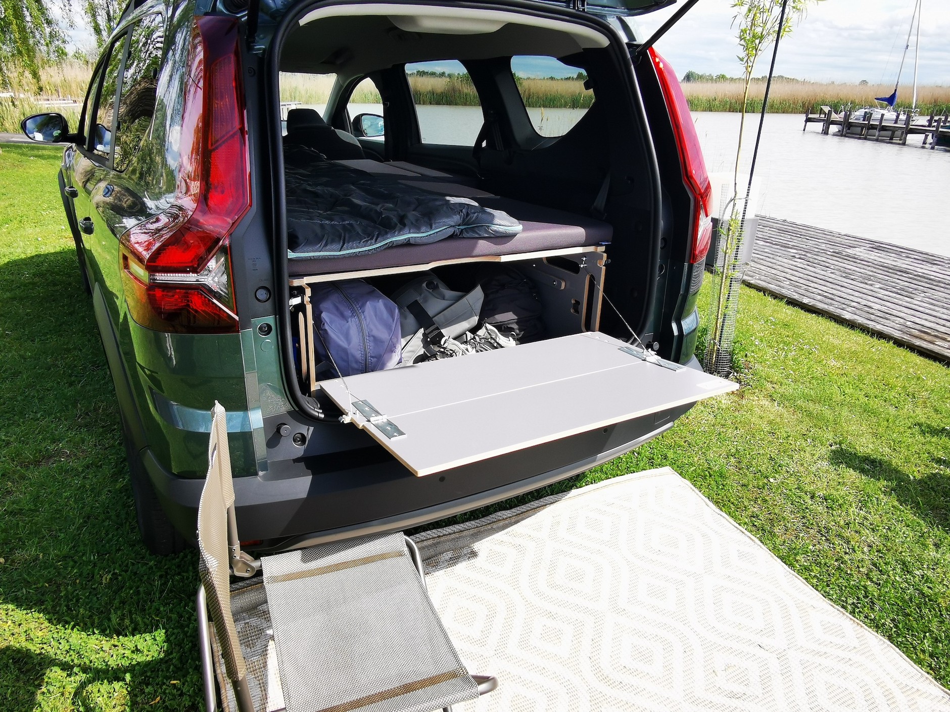 Firmowy zestaw kamperowy do Dacii Jogger