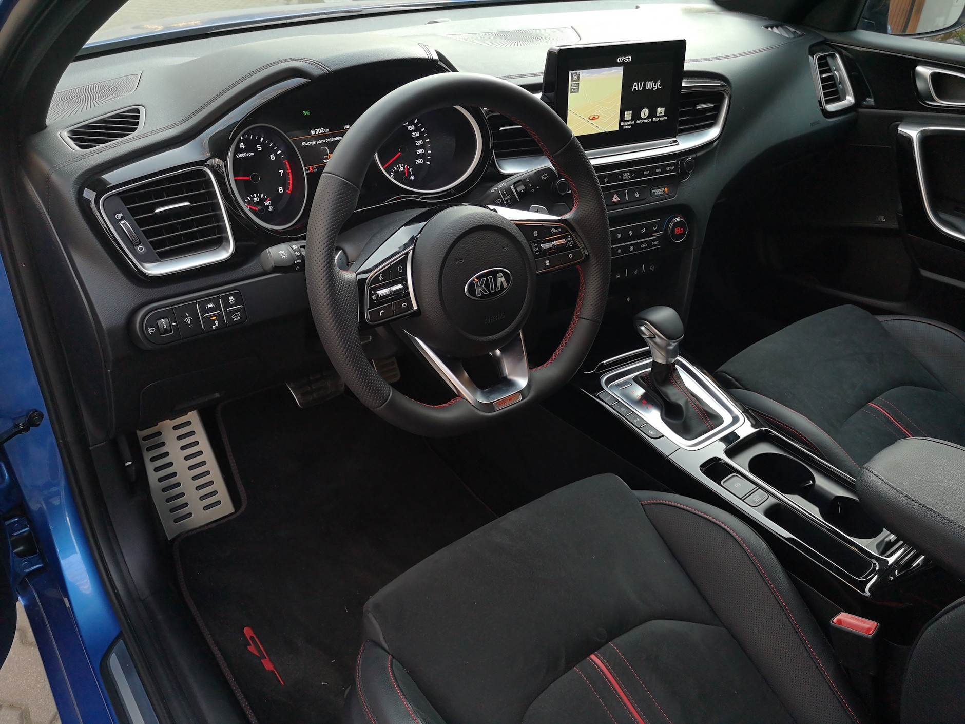 Wersja GT ( występuje wyłącznie z silnikiem 1.6) wyróżnia się przyjemną, zamszowo-skórzaną tapicerką i sportowymi fotelami. W kokpicie dużo aluminiowych wstawek. Ergonomia bliska wzorowej