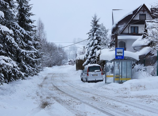 Trwa walka z zimą. IMGW ostrzega kierowców: tu spadnie ponad pół metra śniegu (!)