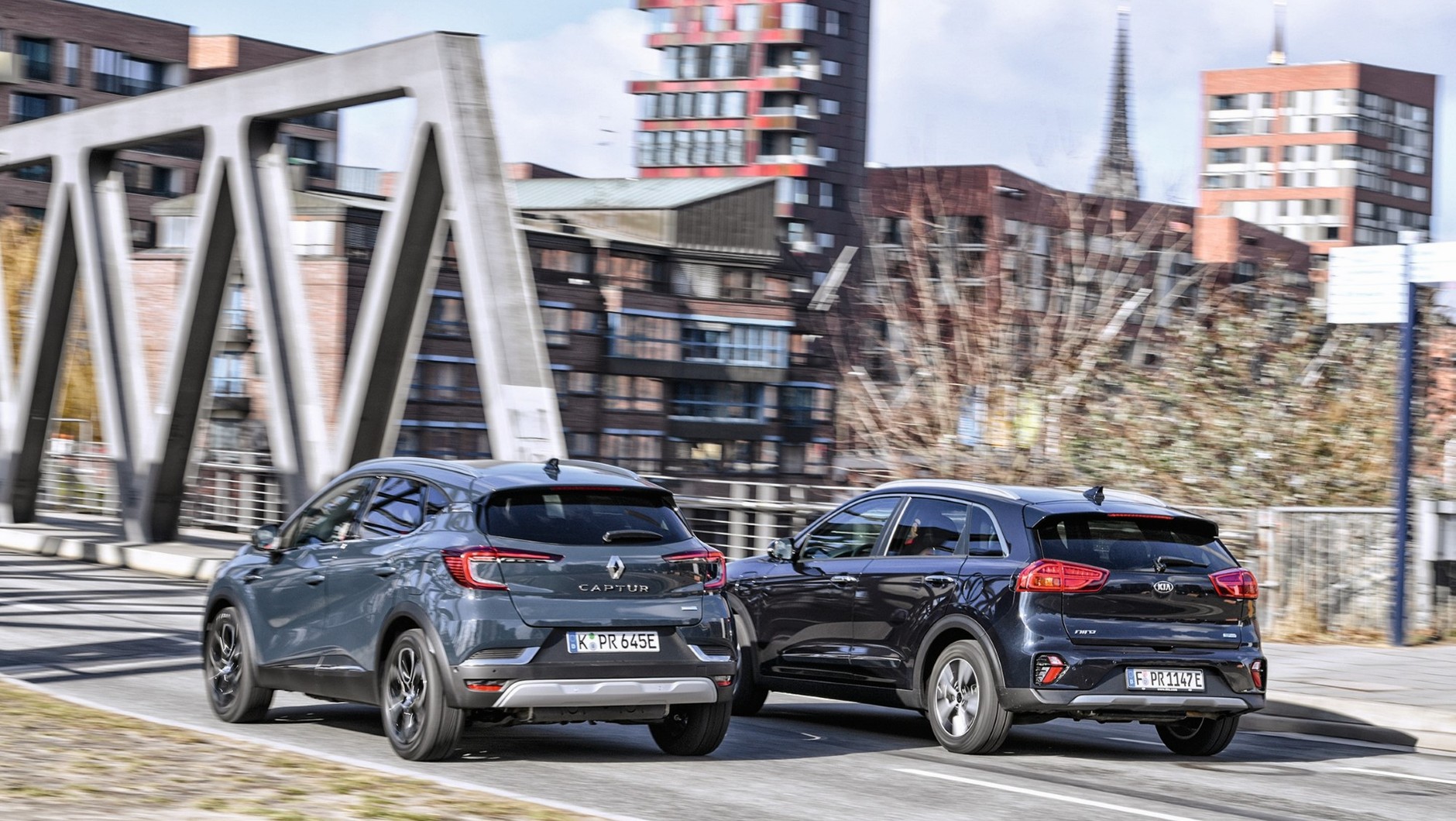 Dwie hybrydy ładowane z gniazdka: Kia Niro i Renault Captur