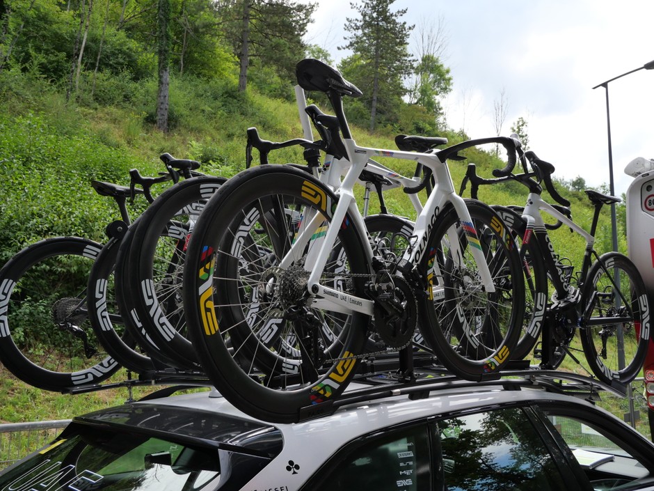 TdF – strefa zawodników i ich ekip przed startem – na zewnątrz rower najmocniejszego w tym sezonie zawodnika – jest nim Słoweniec Tadej Pogacar