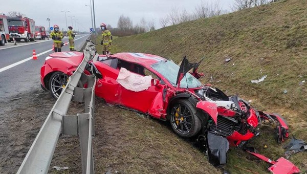 Ferrari 488 GTB Pista wypadło z drogi na S10. Auto zostało poważnie uszkodzone 