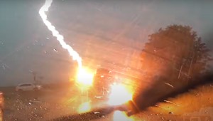 Auto cztery razy trafione piorunem [Nagranie]