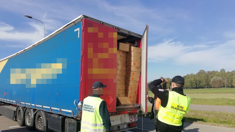 Ukraińska ciężarówka przewożąca źle zabezpieczone fajerwerki