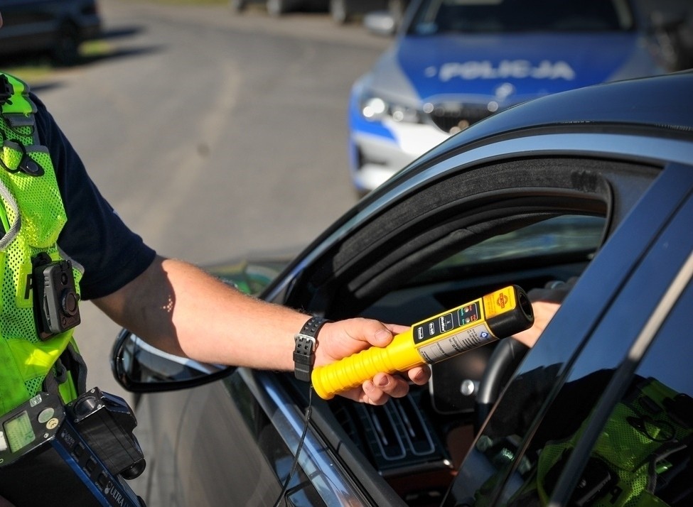Policjanci prowadzili rutynowe działania. Wtedy pojawił się Opel. Jego kierowca zaczął uciekać