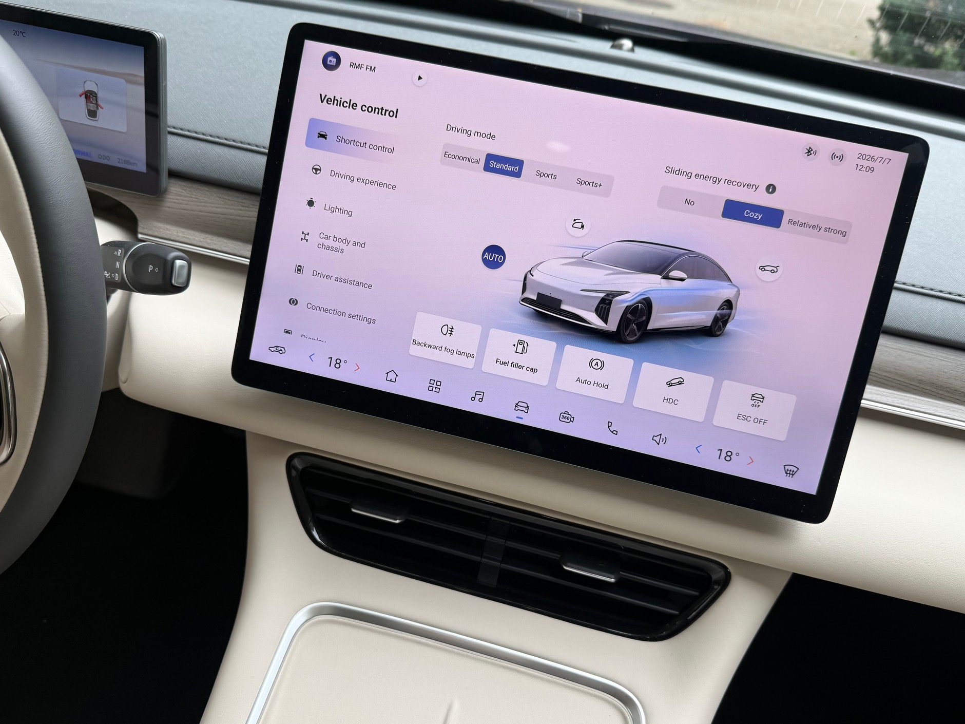 Nie ma polskiego menu; ekran służy do sterowania większością funkcji samochodu; problem pojawia się, gdy korzystamy z funkcji CarPlay – wtedy nie mamy dostępu do sterowania autem