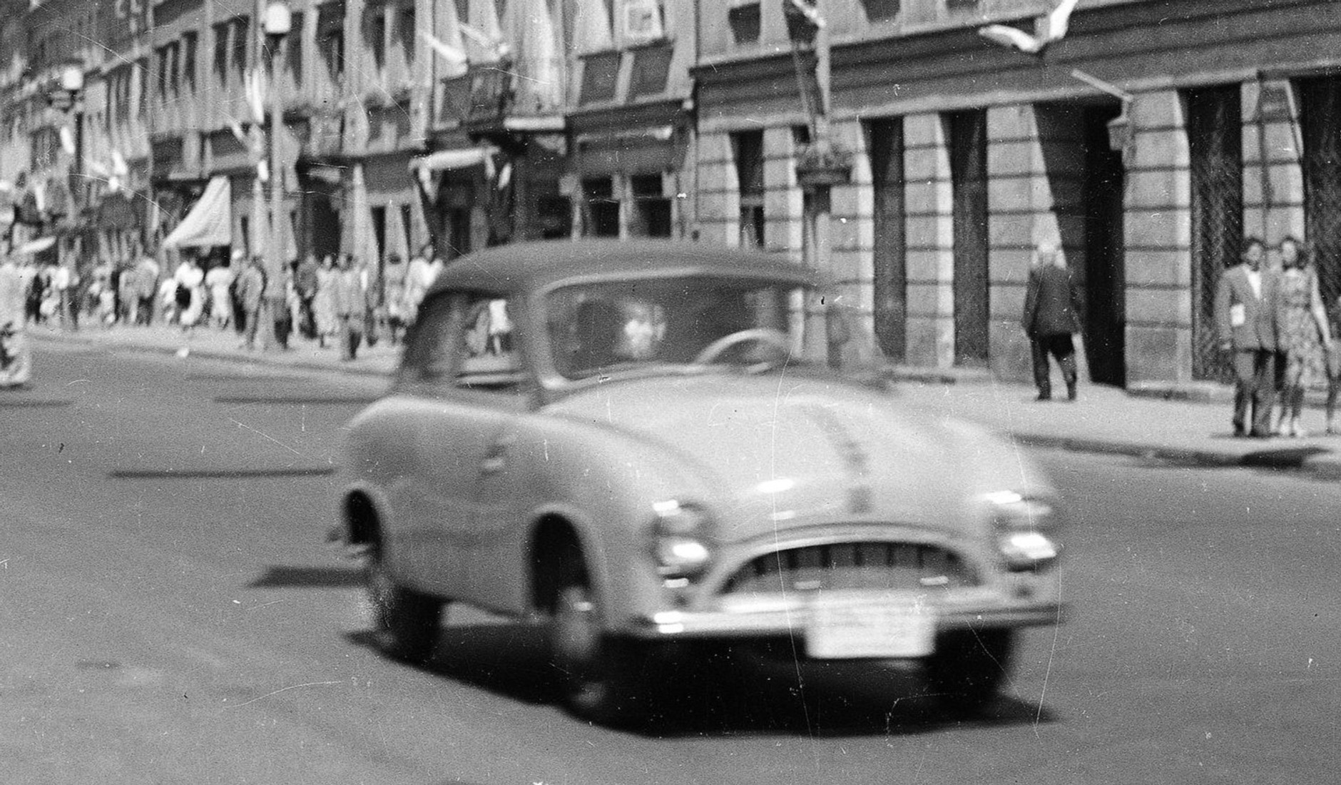 Prototyp Syreny z 1954 r. (Warszawa, ul. Nowy Świat, 1955 r.)