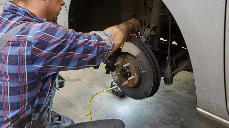 Klocki hamulcowe i tarcze - wymiana krok po kroku