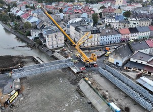W Głuchołazach stanęły wielkie pomosty. Zastąpią most porwany podczas powodzi