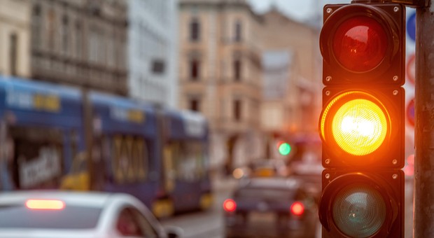 Czy można przejechać na żółtym świetle? Wyjaśniamy, kiedy grozi za to mandat