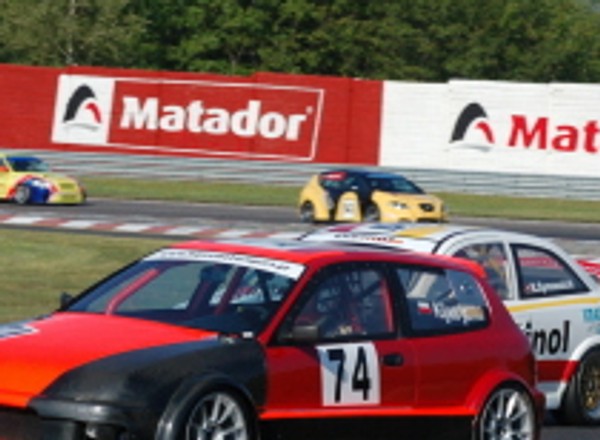 600-konny Civic zespołu Kijas Motorsport na torze