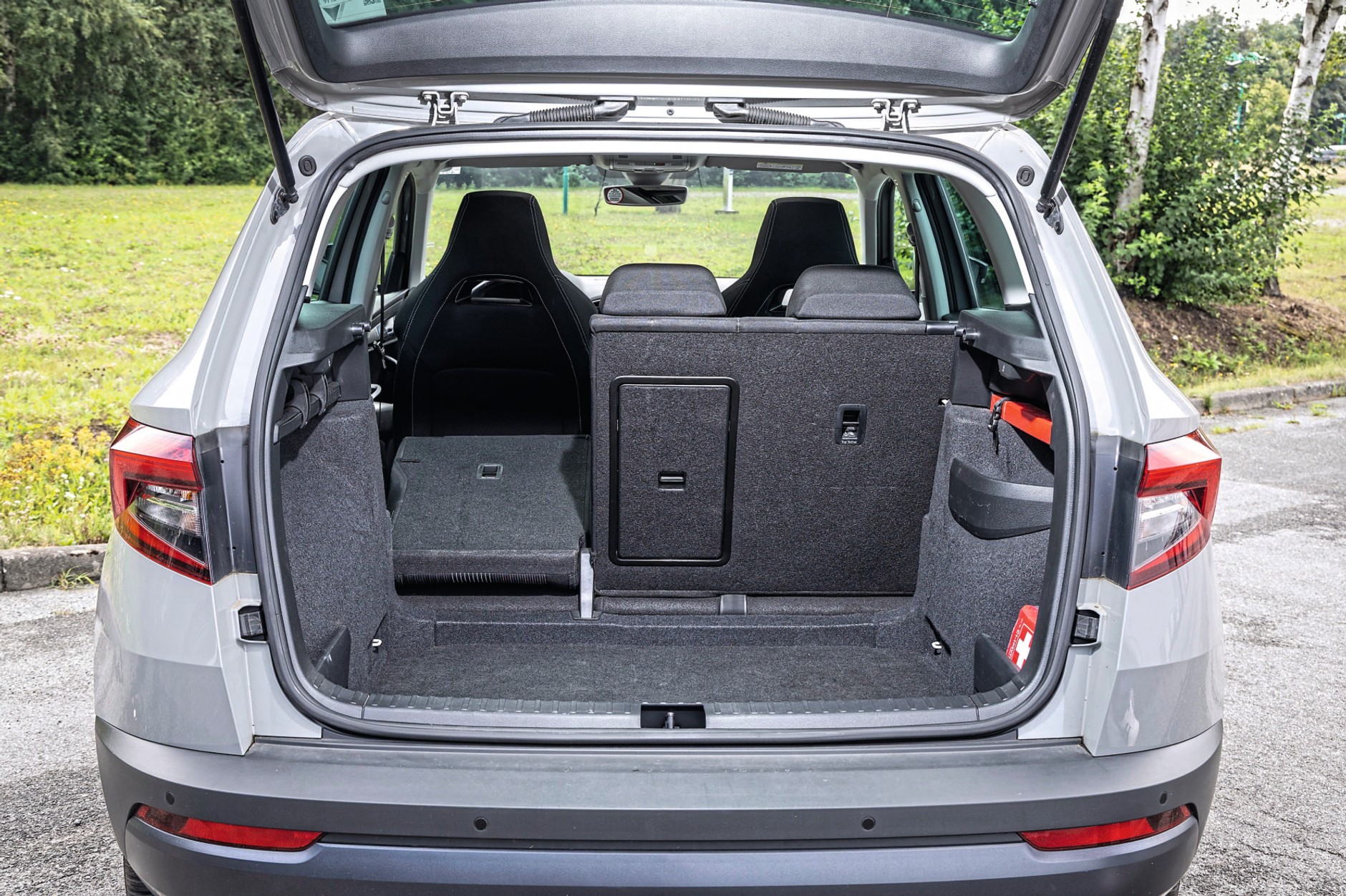 Używana Skoda Karoq 2.0 TDI: ten egzemplarz ma zwykłą tylną&nbsp;kanapę, za dopłatą dostępne były też wersje z trzema indywidualnymi miejscami z tyłu. 