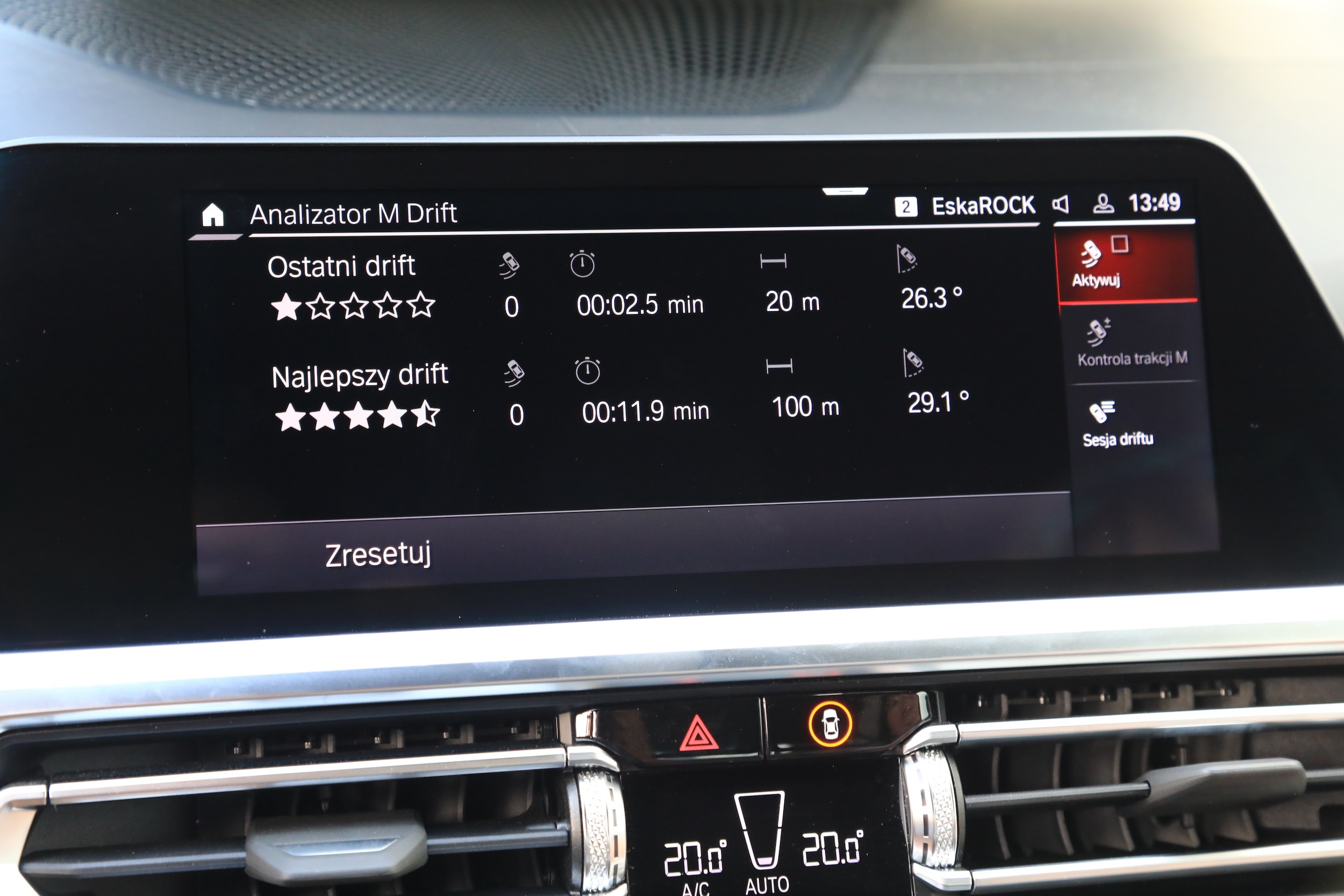 Pokładowa aplikacja mierzy parametry jazdy w poślizgu (czas, długość i kąt) oraz przyznaje gwiazdkowe noty.