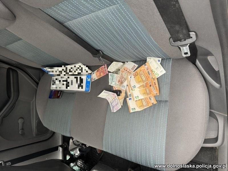 Grasowali na parkingach z pilotami i okradali kierowców