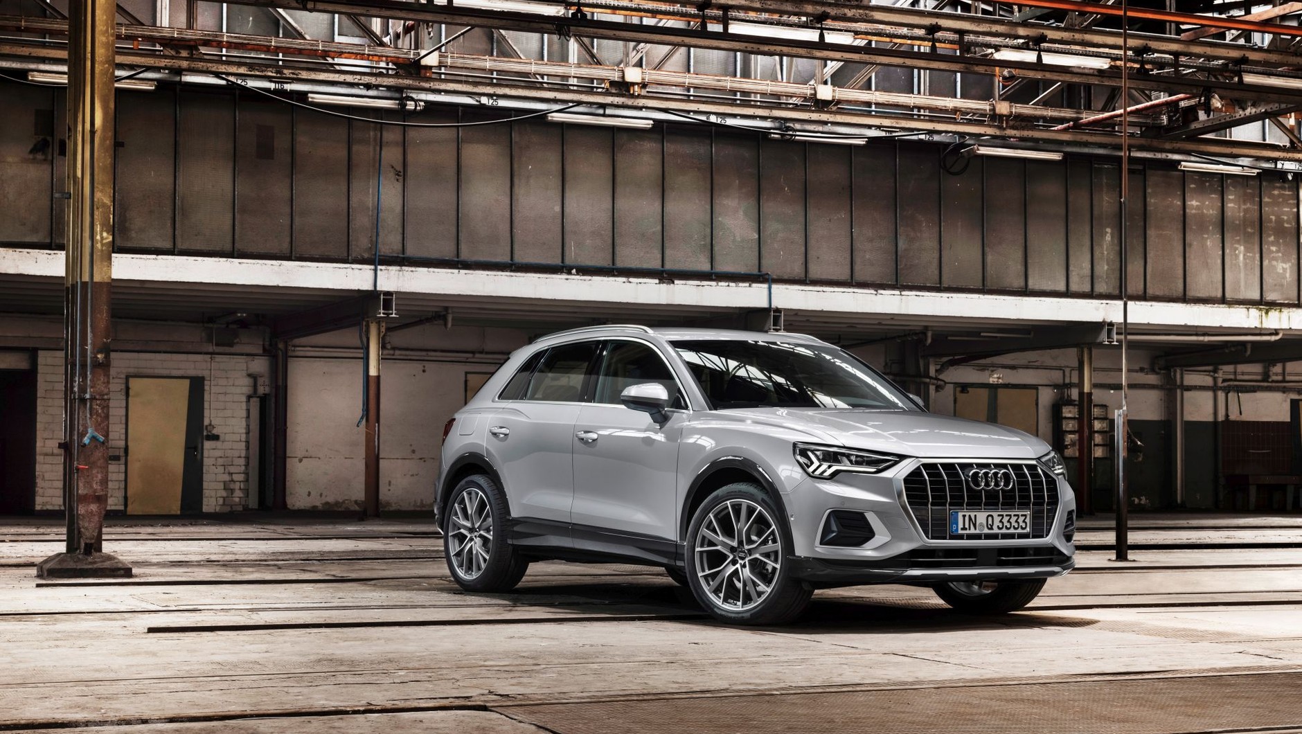 Poszczególne wersje Audi Q3 poznamy m.in. dzięki stylizacji zderzaka przedniego i tylnego. Więcej kontrastowych dodatków będzie w usportowionych wersjach