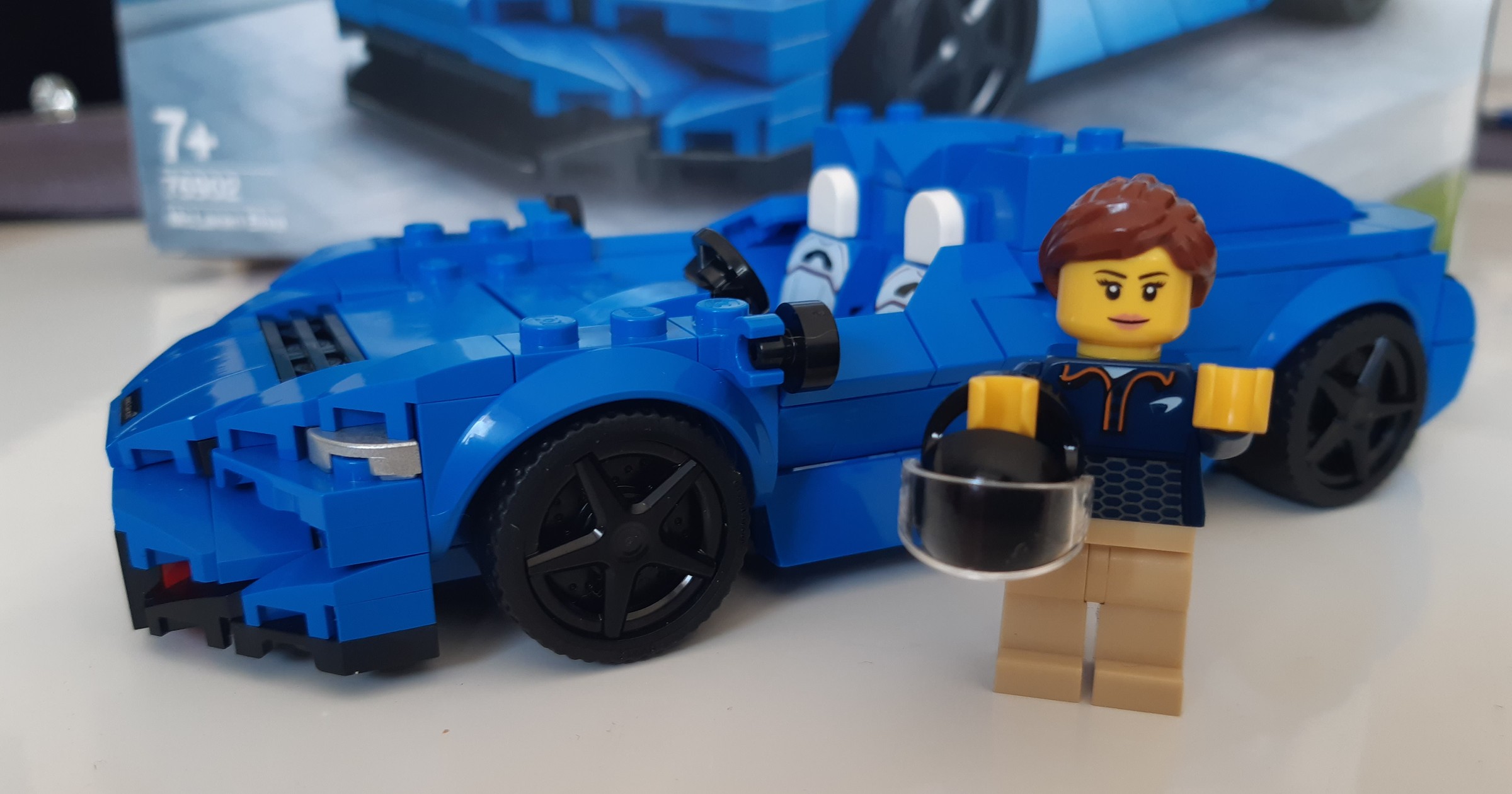 Zestaw LEGO McLaren Elva 76902 Speed Champions z żeńską minifigurką