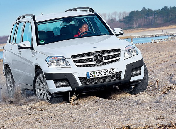 Lepiej postawić na starszego mercedesa czy młodszą dacię? Kupujemy SUV-a za 60 tys. zł