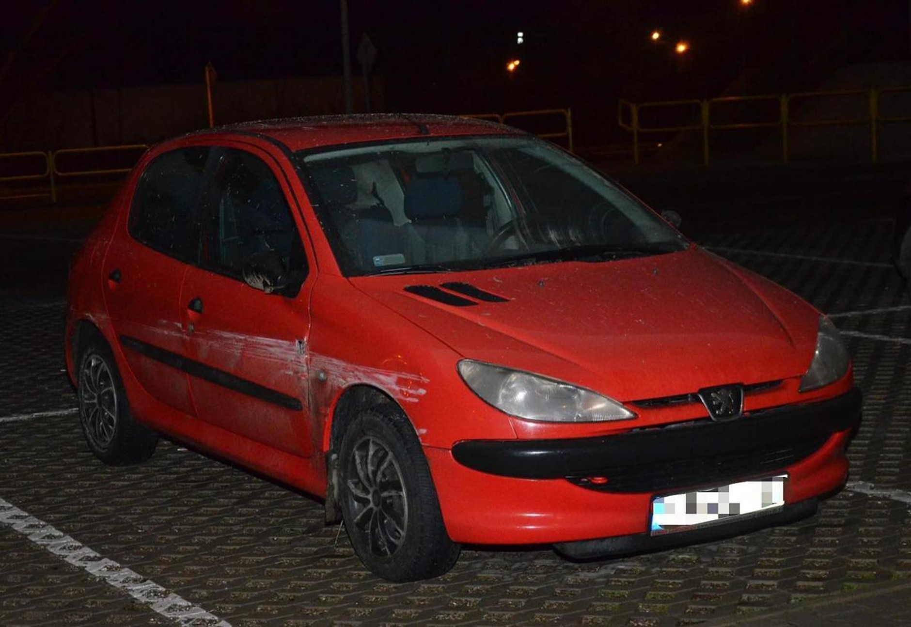 Uszkodzenia Peugeota jadącego pod prąd w Myślenicach