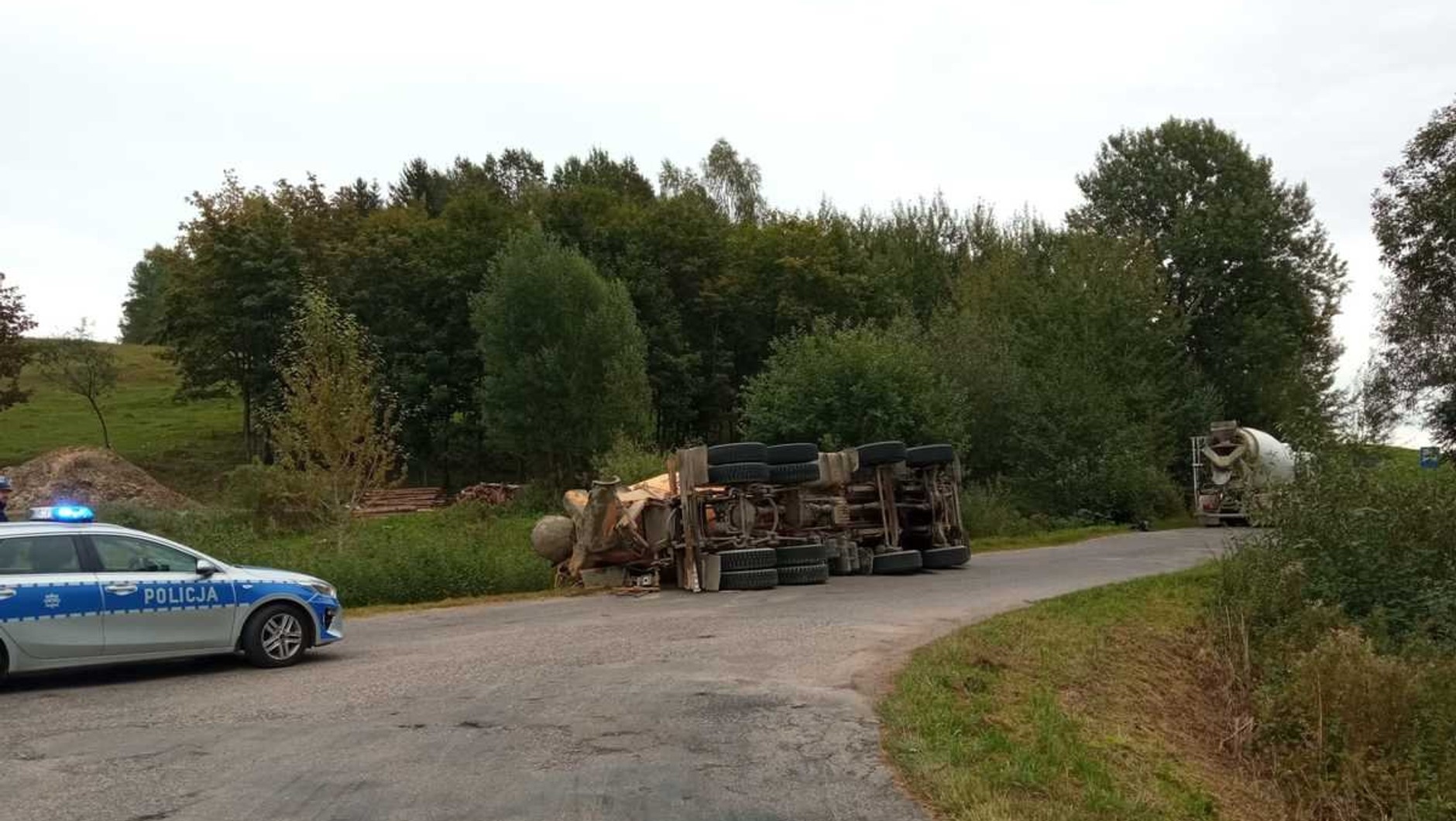 Ciężarówka z betonem wywróciła się na skrzyżowaniu