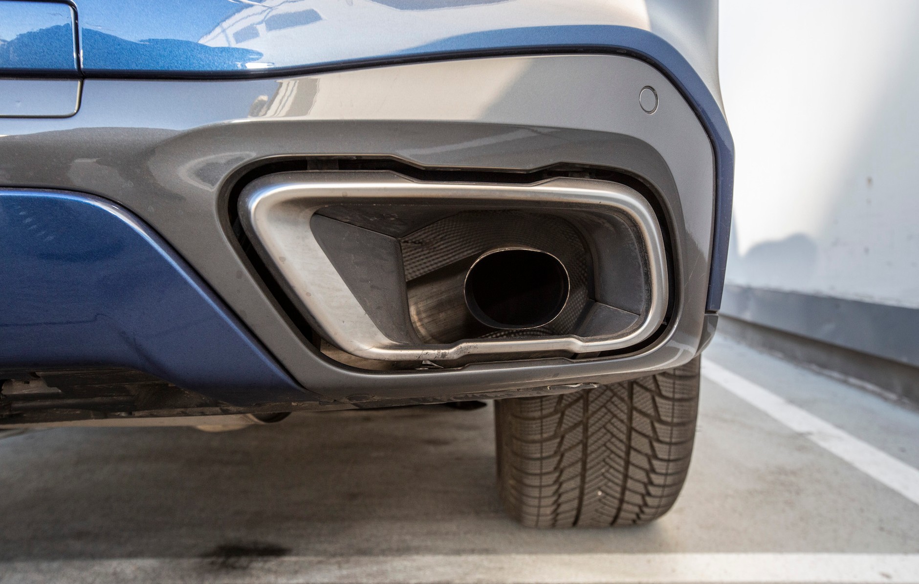 W trybie Sport sztuczne, ale soczyste i przyjemne brzmienie, dalekie od klekotu diesla. Końcówkom wydechu nie należy się zbyt dokładnie przyglądać..