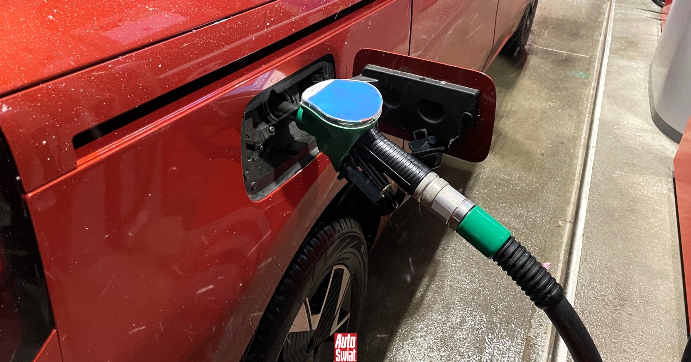 Sami dyktują ceny paliw. Na tych stacjach da się zatankować auto taniej [ADRESY]