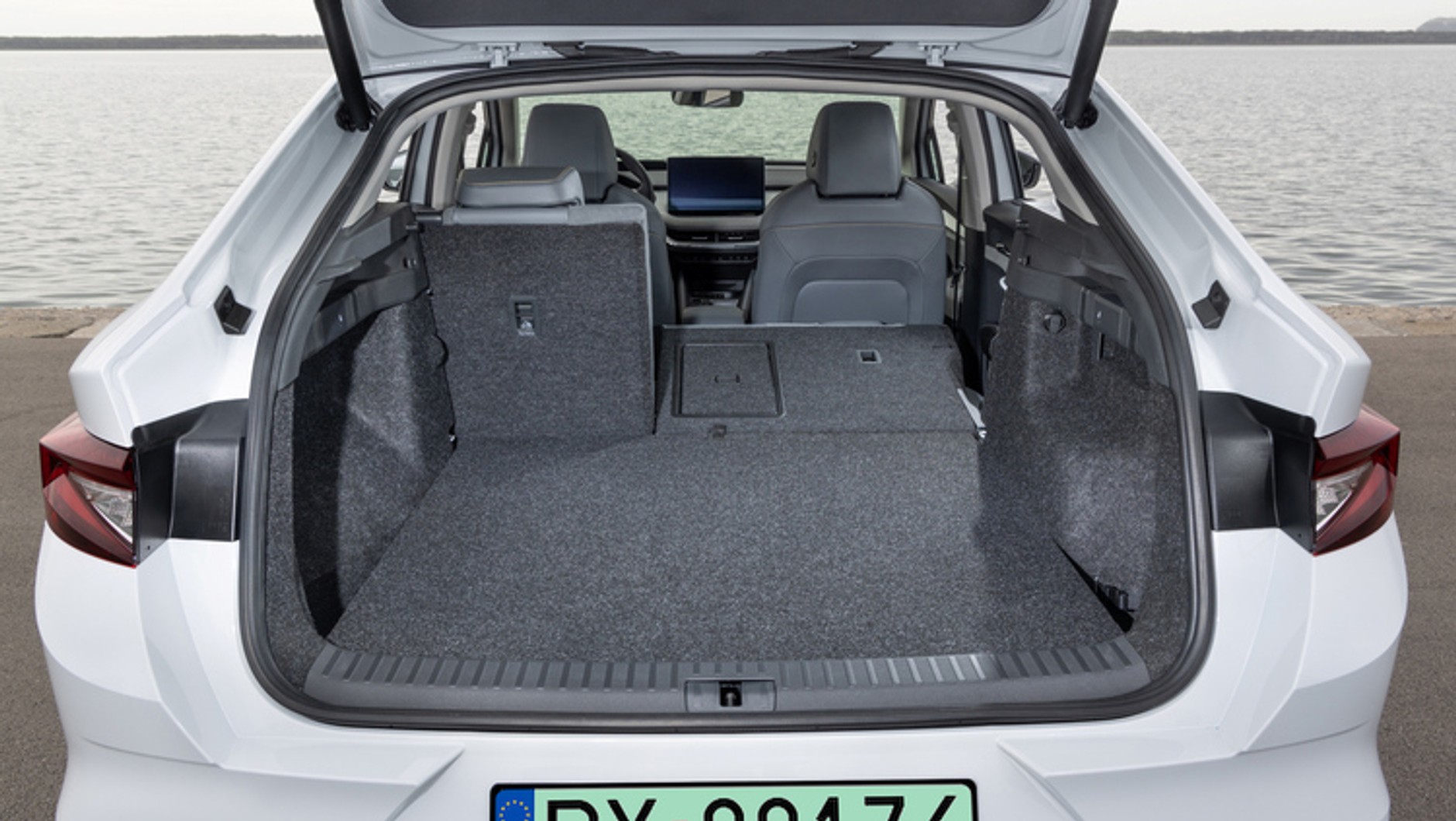 Skoda Enyaq iV Coupé dobitnie udowadnia, że elektryk to nie ciasne, miejskie autko z małym zasięgem. To model prawdziwie uniwersalny