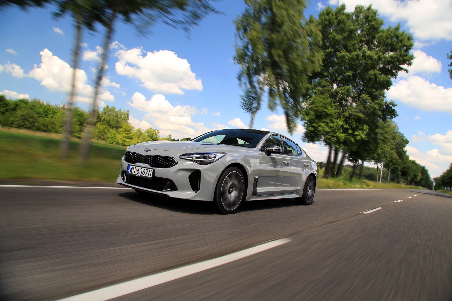 Kia Stinger to marzenie wielu fanów motoryzacji. Niektórzy policjanci nie muszą marzyć, by takim pojeździć. Są to jednak wersje ze słabszym 2-litrowym silnikiem