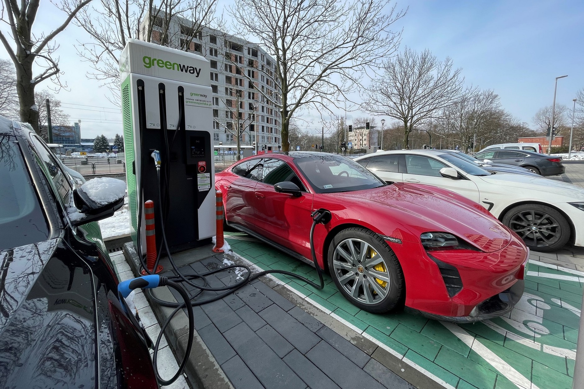 Porsche Taycan GTS przy ładowarce w Krakowie