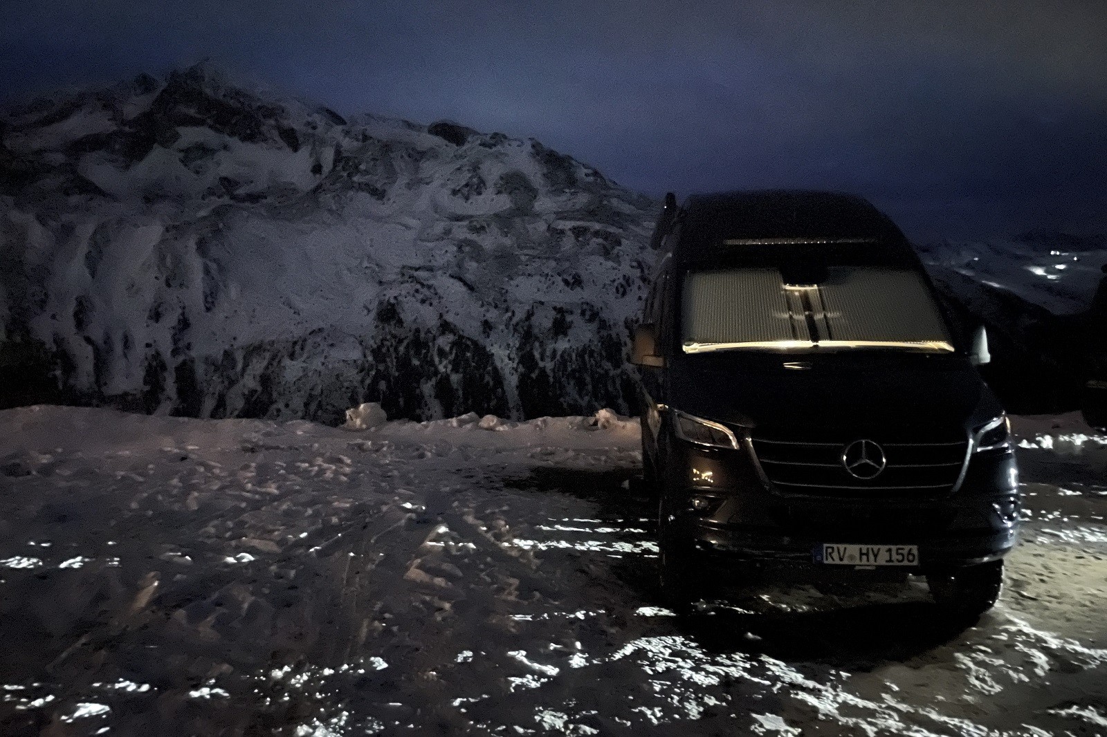 Kampervan na tle górskiego krajobrazu