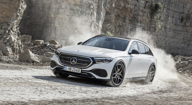 Nowy Mercedes klasy E All-Terrain. Kombi w terenowym wydaniu