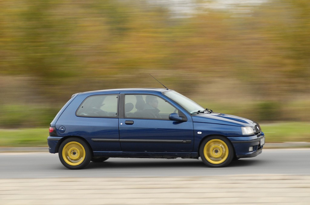 Renault Clio 1.8 16V: dziarski staruszek czy kupa złomu?