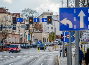 Czy na skrzyżowaniu z takim oznaczeniem można zawracać?