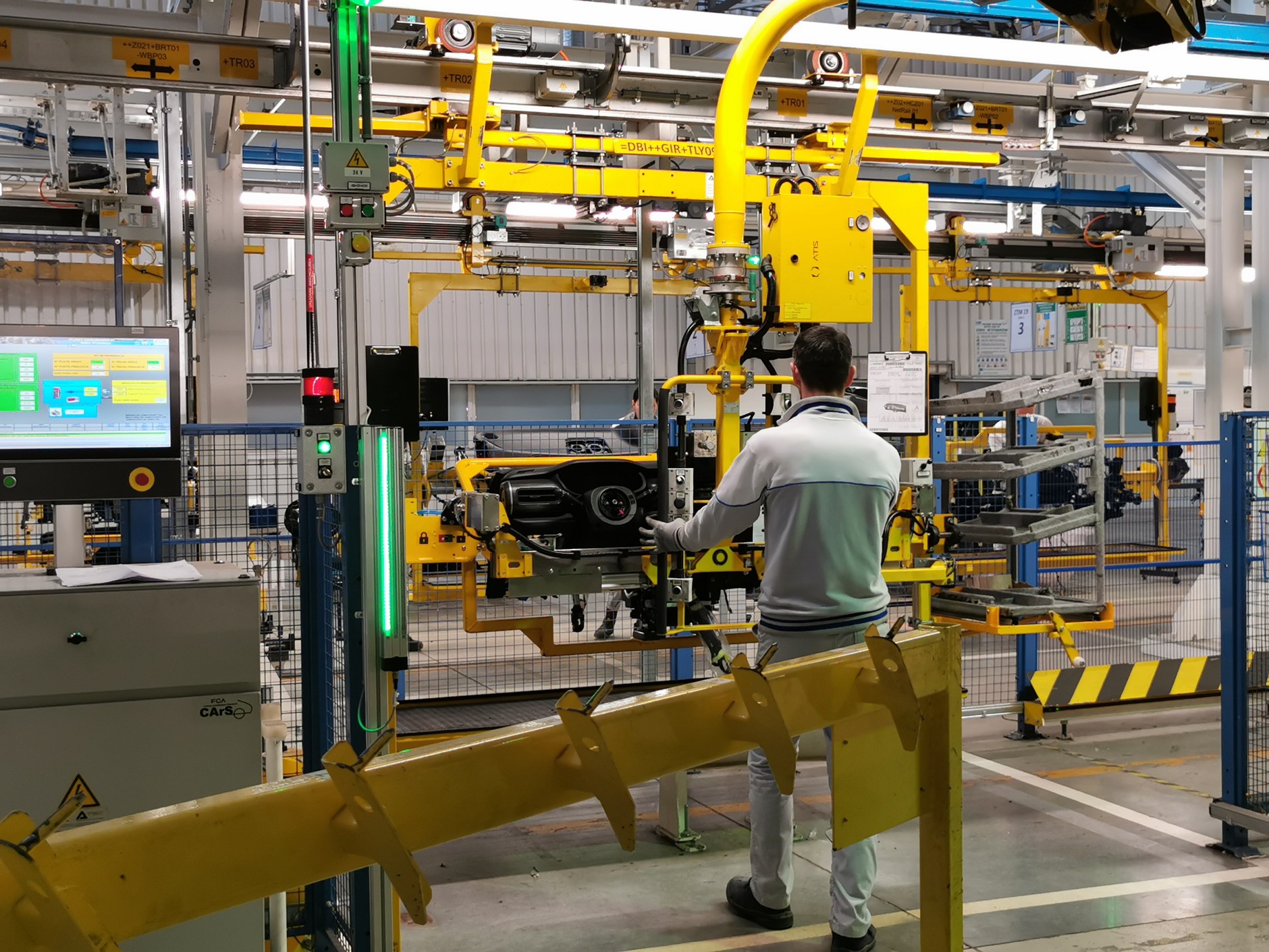 Zmontowane deski rozdzielcze podwożona są do miejsca, w którym pracownik wspomaga robota w przeładowaniu ich na wózki. Tu już każdy z podzespołów jest opisany, przyporządkowany do równolegle powstającego samochodu. W odpowiednim momencie właściwy samochód "spotka się" z właściwą deską rozdezielczą