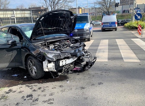 Policyjny pościg, alkohol i słup. Wrocławianin pomylił drogę z filmem akcji