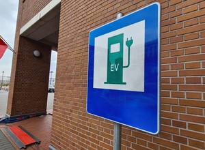 Używane auto elektryczne na złom? Bateria jest warta więcej niż cała reszta