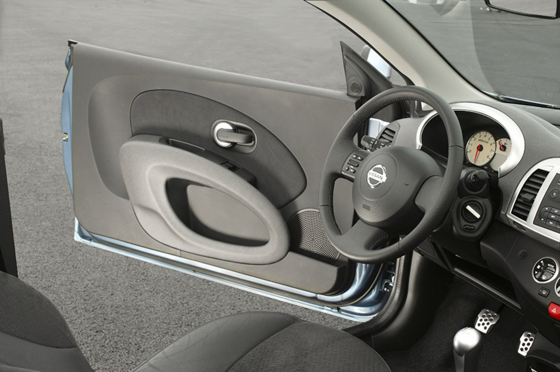 Świat zwariował: Nissan Micra C+C z Wlk. Brytanii do Japonii