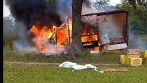 Policjant zauważył płonące Iveco. Długo się nie zastanawiał