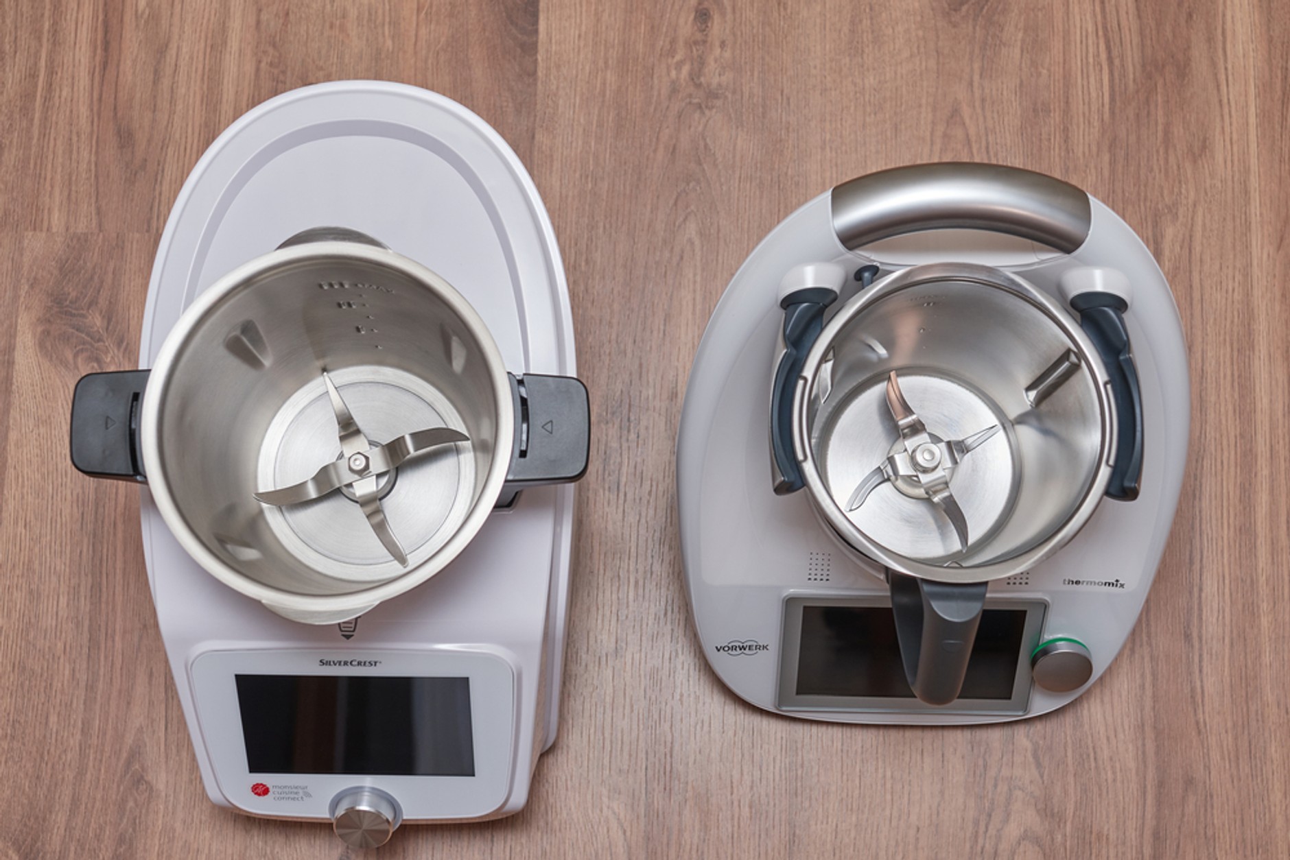 Thermomix (po prawej) i jego komnkurent z Lidla. Multicookery to skrzyżowanie blendera z podgrzewanym garnkiem, oczywiście z mnóstwem dodatkowych funkcji.