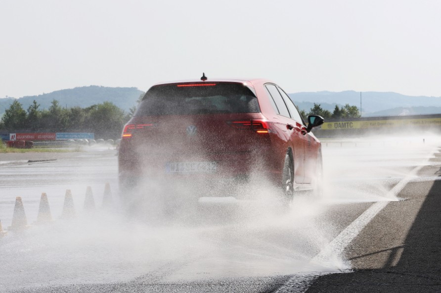 Najlepsze opony całoroczne do kompaktów i aut klasy średniej