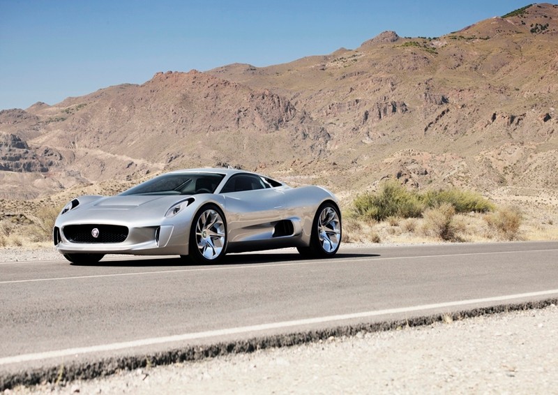 Jaguar C-X75 ma napęd turbinowy i do tego cztery inne silniki