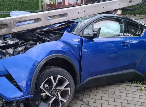 Słup zmiażdżył osobową Toyotę. To cud, że nikt nie zginął
