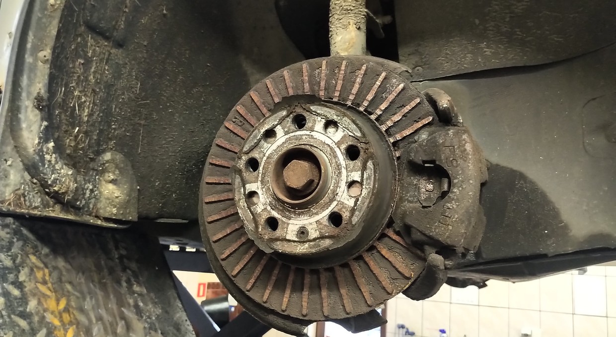 Mechanik doznał szoku. Auto miało kompletnie zużyte hamulce!