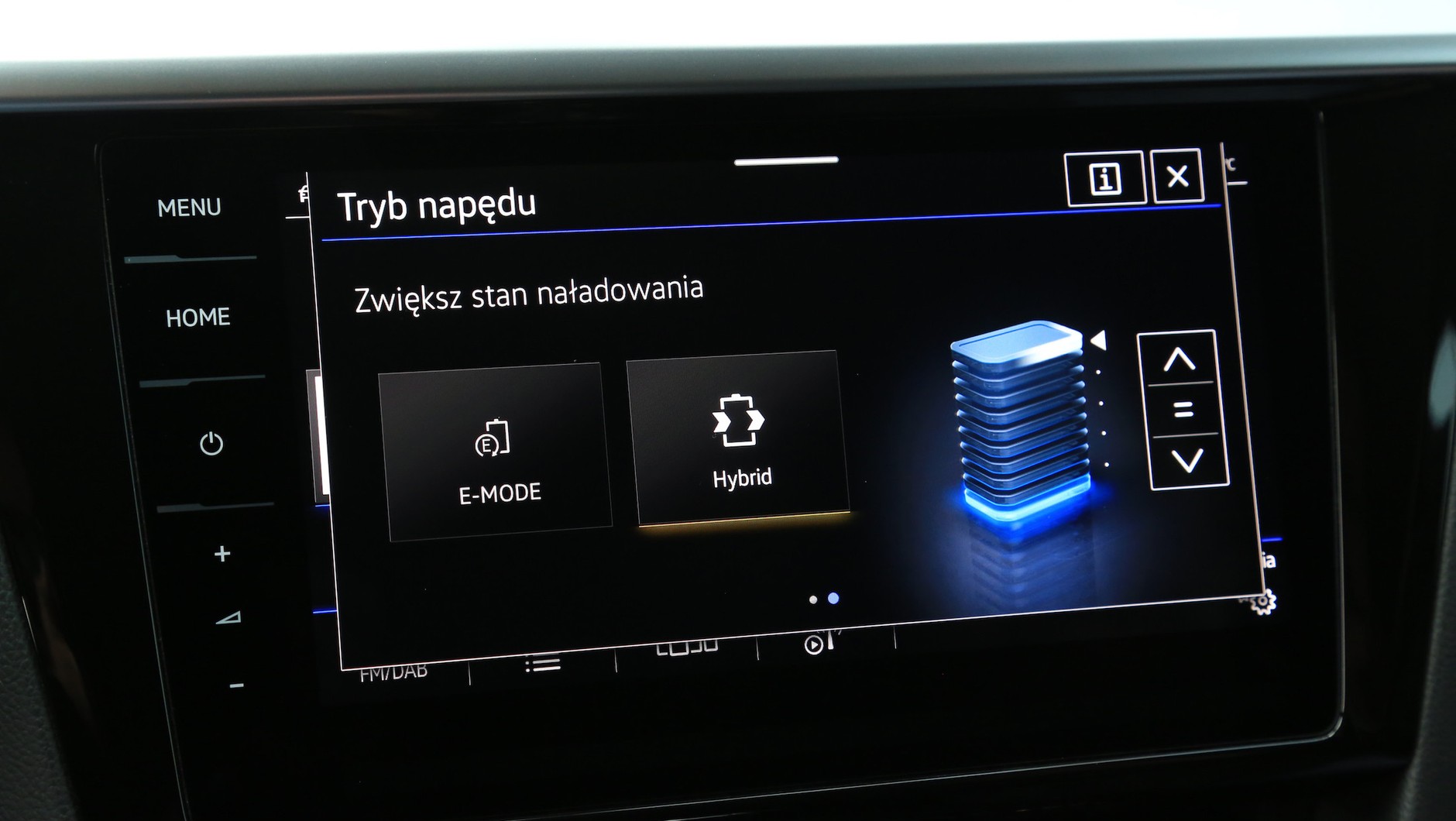 W trybie Hybrid można ustawić poziom naładowania baterii podczas jazdy tak, by np. na końcu trasy jechać już tylko na prądzie. Oczywiście, ładowanie z silnika benzynowego zwiększa zużycie paliwa